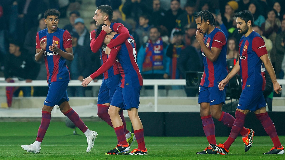 Photo: AP/Joan Monfort : La Liga: Barcelona take on Valencia FC.