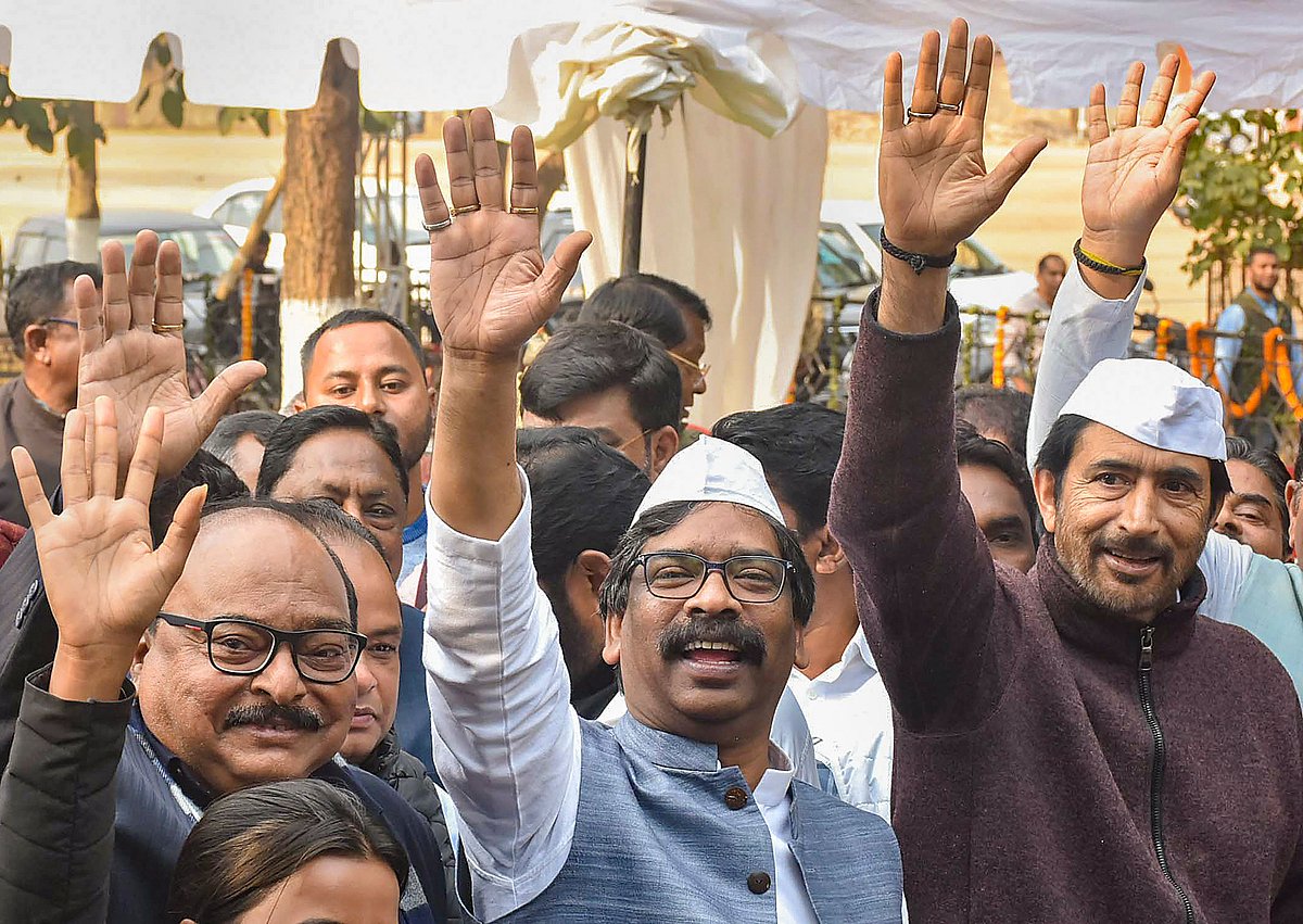 PTI Photo : Jharkhand Chief Minister Hemant Soren with JMM MLAs after paying tribute to Mahatma Gandhi on his death anniversary, in Ranchi, Tuesday, Jan. 30, 2024