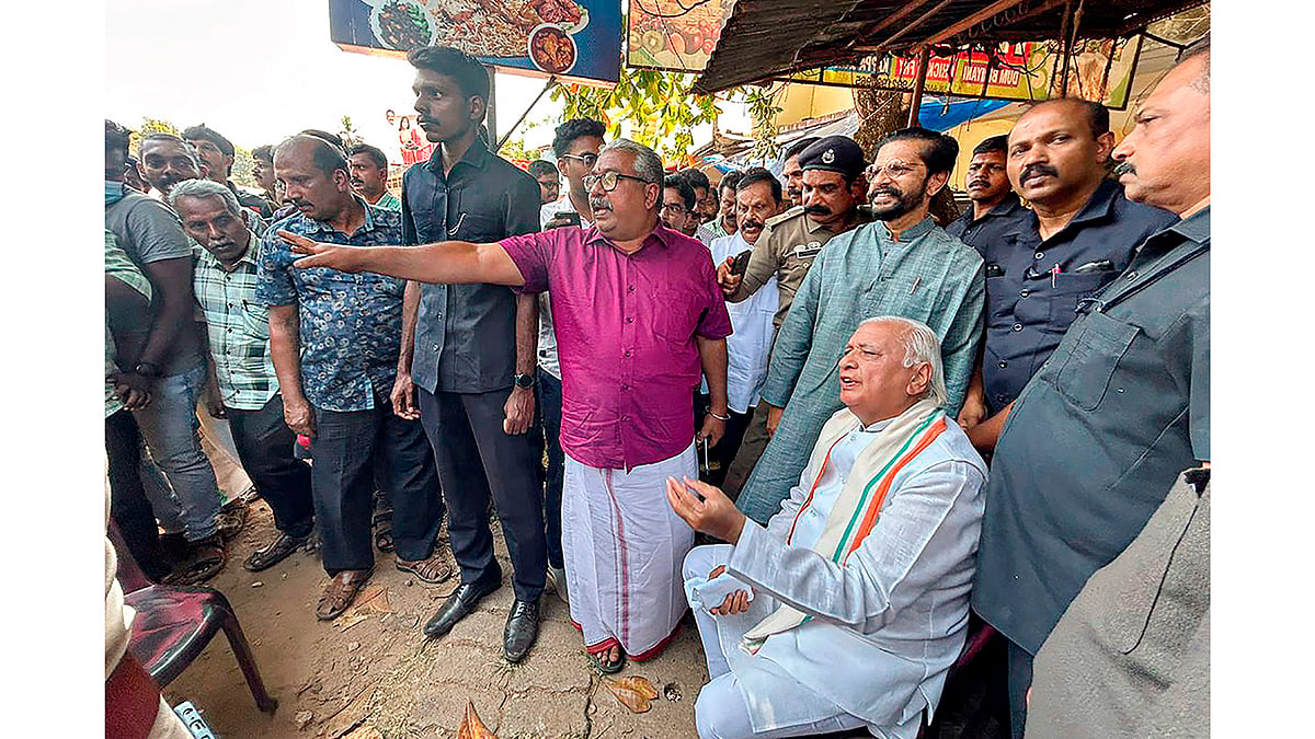 Kerala Guv sit-in protest against SFI 