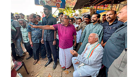 Kerala Guv sit-in protest against SFI 