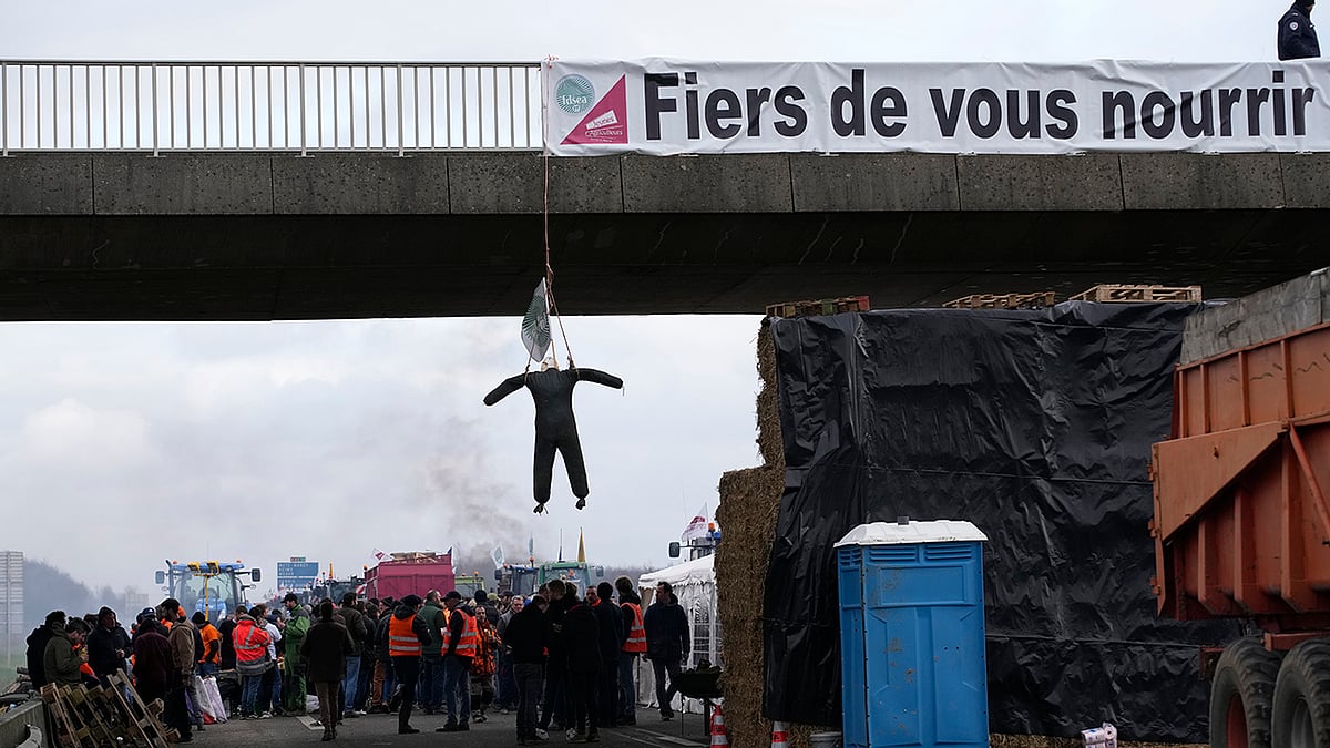 Photo: AP/Christophe Ena : France Protests