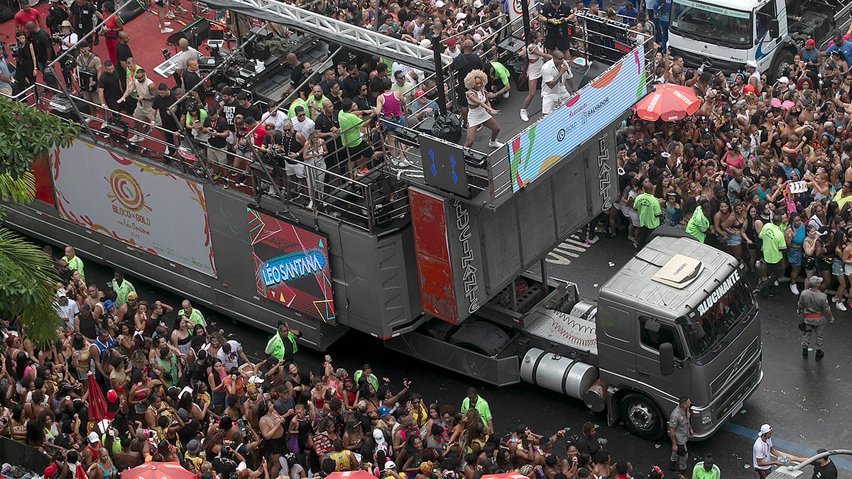 Photo: AP/Bruna Prado : Brazil Pre-Carnival Street Party