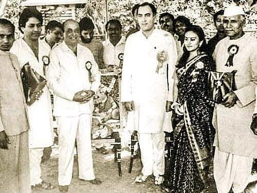 The actors of Ramayana with the then-Prime Minister Rajiv Gandhi