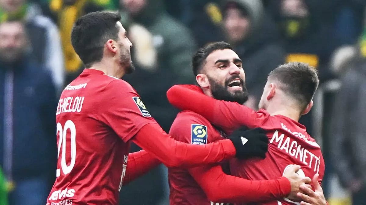 X/ @SB29 : Brest players celebrating after their win against Nantes in Ligue 1 fixture 
