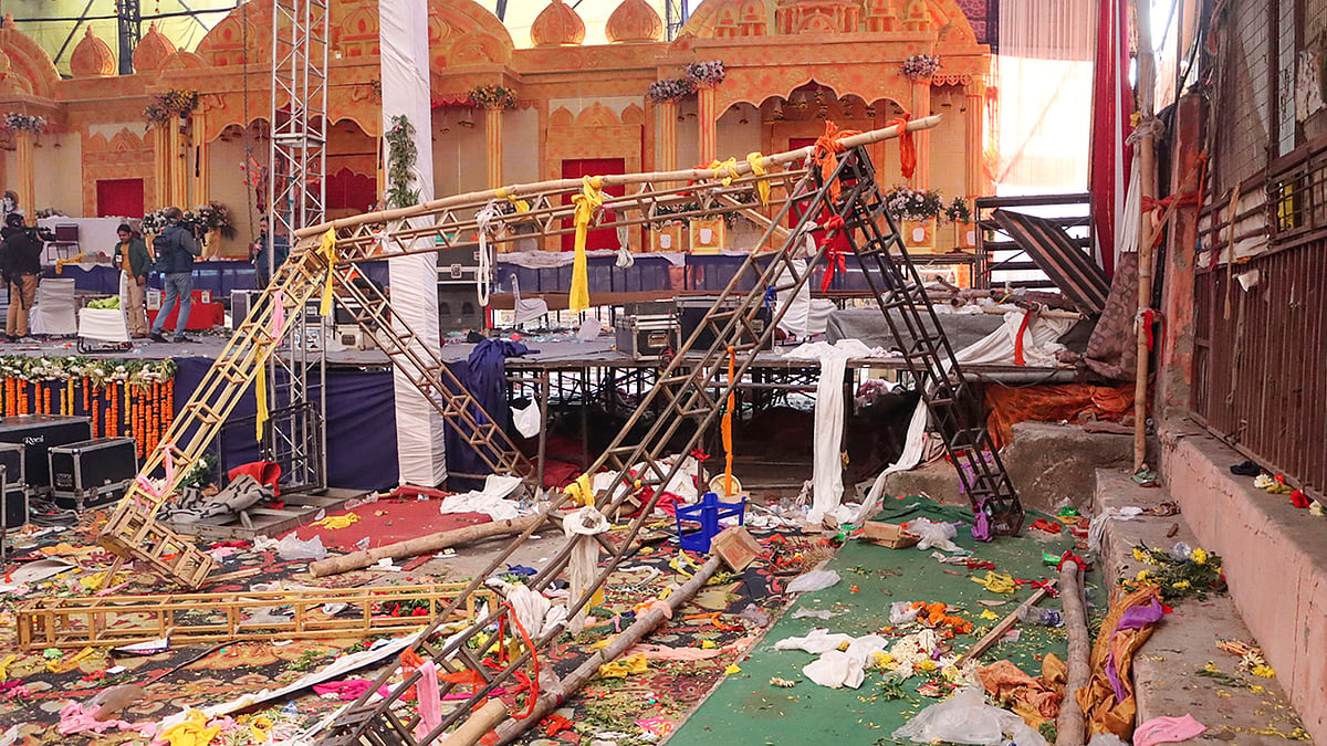Stage collapsed in Delhis Kalkaji temple