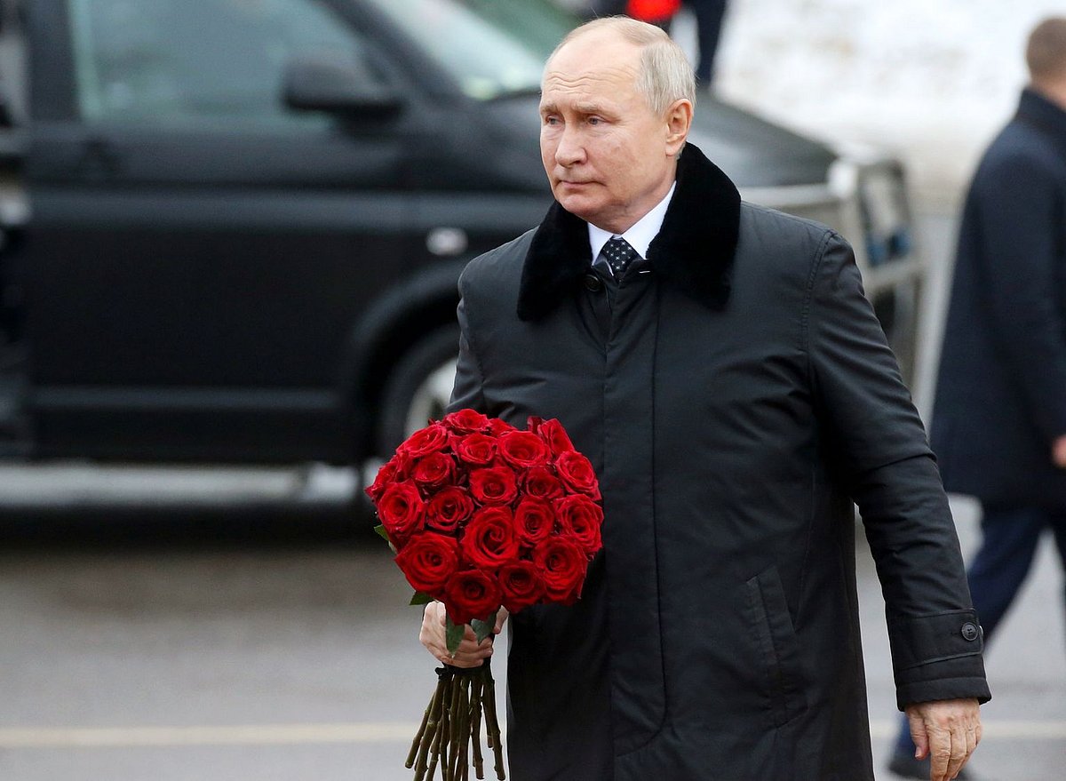 AP Photo : Russian President Vladimir Putin with flowers in St. Petersburg marking 80th anniversary of the end of World War II.