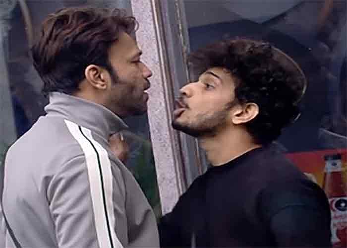 Munawar Faruqui Grabs Vicky Jain's Neck