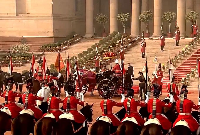 X/ANI : President Droupadi Murmu and Emmanuel Macron boarded traditional 'buggy' to reach Kartavya Path 