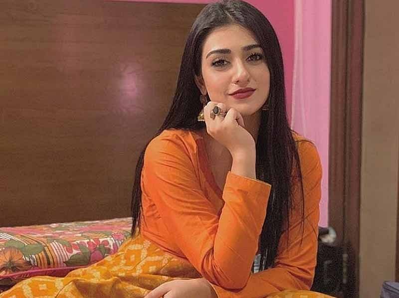 Instagram : Sarah Khan