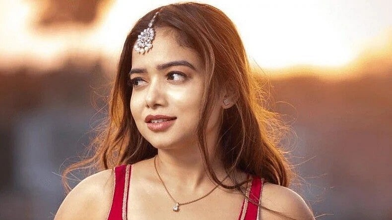 Paprazzis' Favourite Manisha Rani Gives Juhi Chawla Posing Tips