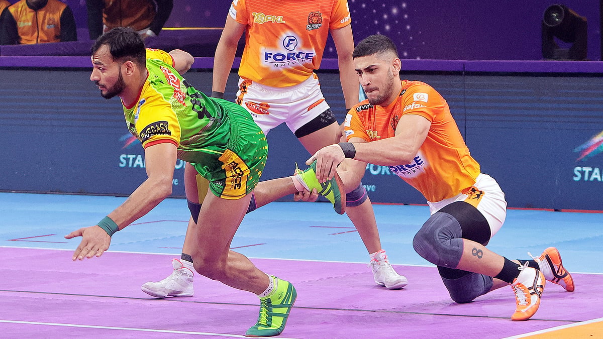 Mohammadreza Shadloui captures a Patna Pirates raider during their Pro Kabaddi League 2023-24 semi-final match in Hyderabad on February 28, 2024. - Puneri Paltan