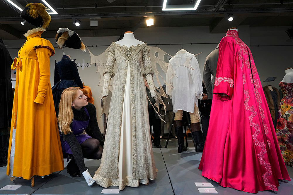 | Photo: AP/Kirsty Wigglesworth : Britain Costume Auction