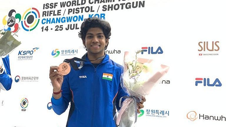 X/ @Media_SAI : Umamahesh Maddineni with the gold medal he won in the ISSF World Cup 2024 in the 10m air rifle event.