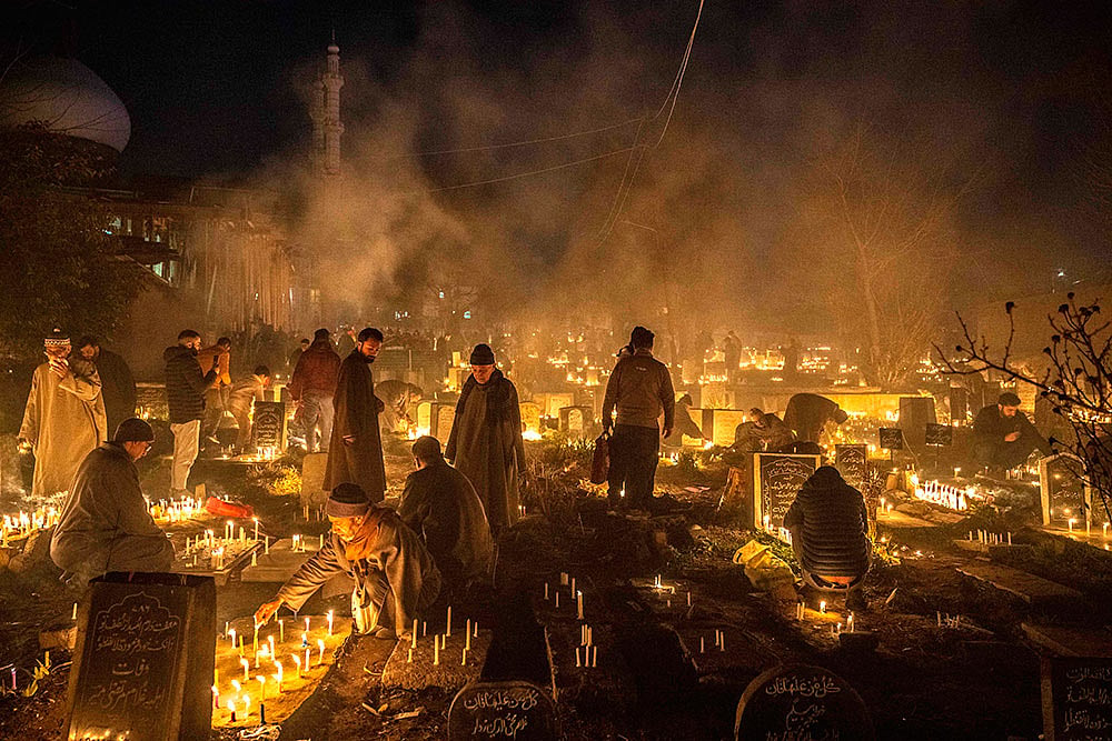 Photo: AP/Mukhtar Khan : Shab-e-Barat in Srinagar