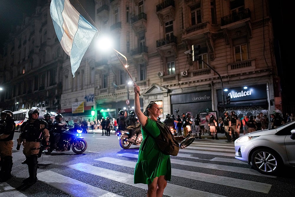 | Photo: AP/Natacha Pisarenko : Argentina anti-government protests 
