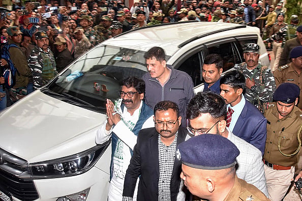 Getty Images : Former Jharkhand Chief Minister Hemant Soren gestures as he is produced before the court by the Enforcement Directorate (ED) following his arrest in Ranchi on February 1, 2024.