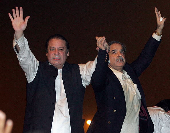 Getty Images : Wheelings and dealings for the formation of a coalition government in Pakistan have kicked off