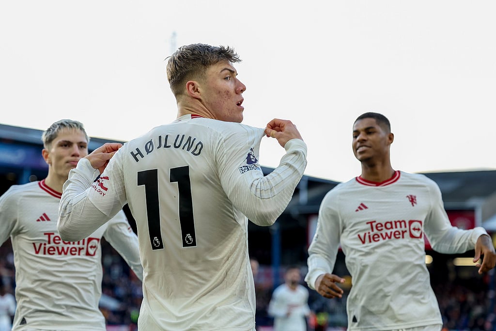 Premier League 2023-24: Rasmus Hojlund (c) celebrates with Manchester United teammates - (Photo: AP/Ian Walton)