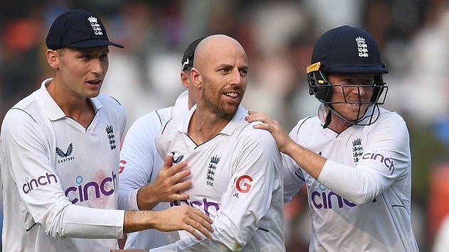 Jack Leach in the middle with his teammates in action during the India Vs England Test Series 2024.  - (Photo: X/England Cricket) 