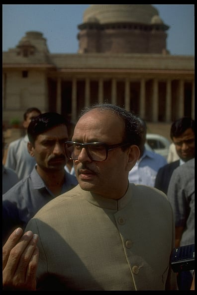 VP Singh with press in front of presidential palace.