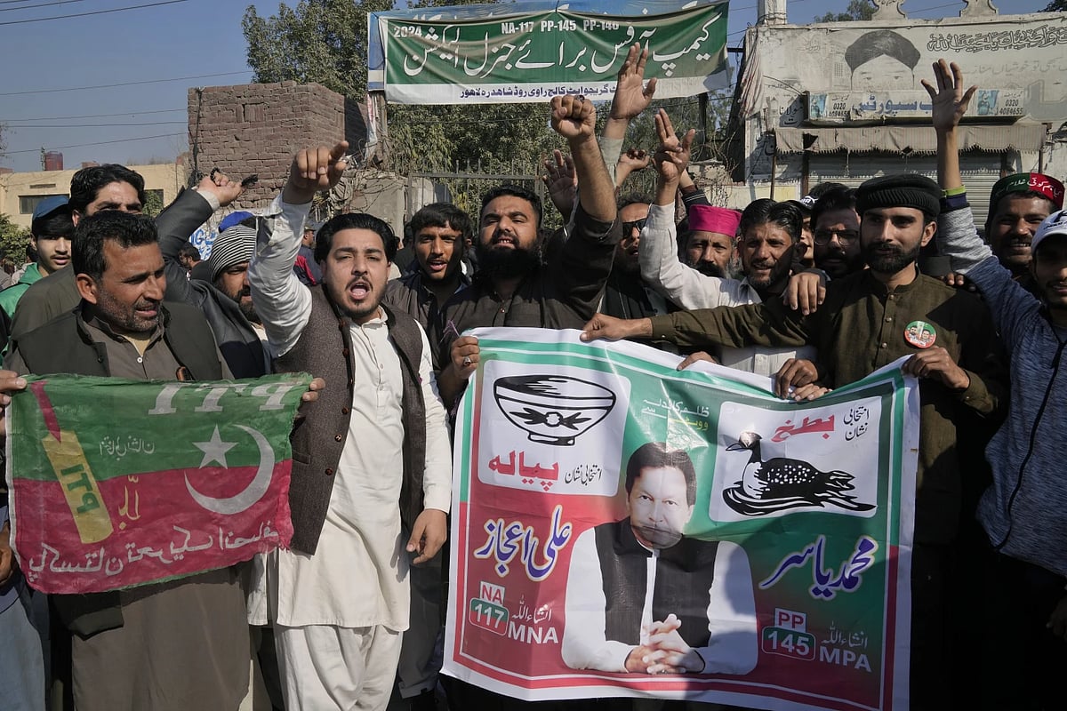 AP : The supporters of jailed former Pakistan PM Imran Khan hold protest | 