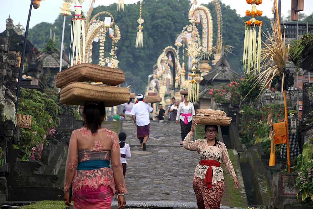 | Photo: AP/Firdia Lisnawati : Indonesia Hindu Festival