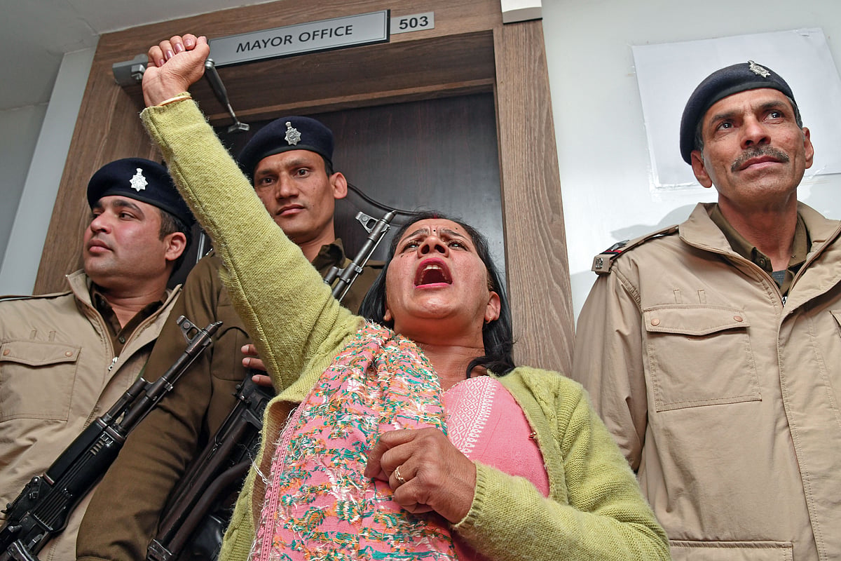 AAP councillor Prem Lata raises slogans during a protest after the Chandigarh mayoral election  - PTI