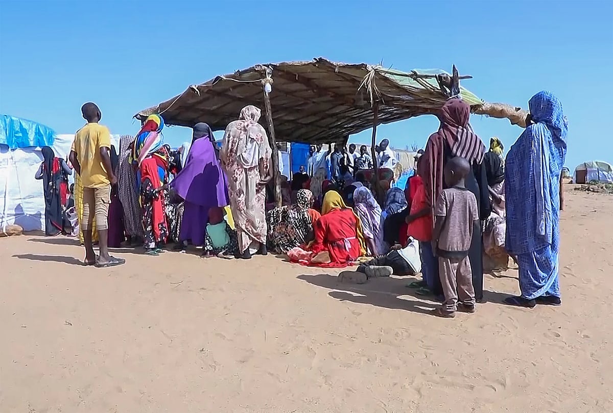 AP : Sudanese refugees gather outside a field hospital | 
