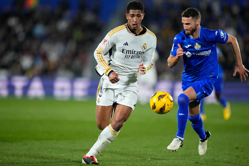 AP Photo/Manu Fernandez : Domingos Duarte, right, challenges Real Madrid's Jude Bellingham during the Spanish La Liga football match between Getafe and Real Madrid.