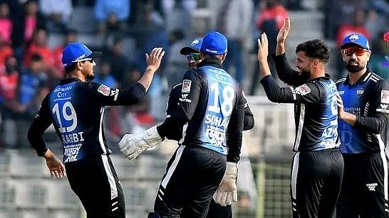 X/ @BPLofficialT20 : Rangpur Riders players celebrating a wicket in BPL 2024.