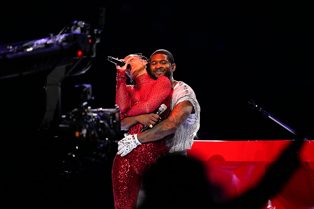 | Photo: AP/Julio Cortez : Super Bowl Football: Usher and Alicia Keys