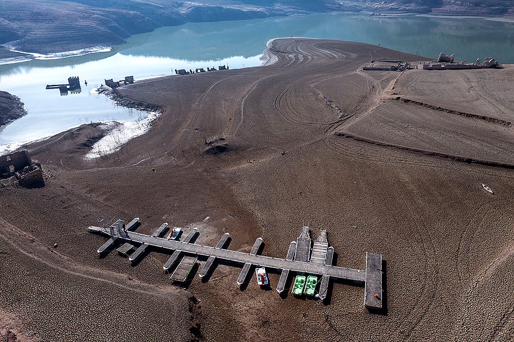 Photo: AP/Emilio Morenatti : Spain Drought
