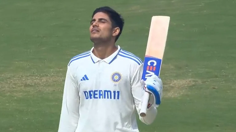 Shubman Gill looks to the heavens as he brings up his 3rd Test ton. - Photo: X/mufaddal_vohra