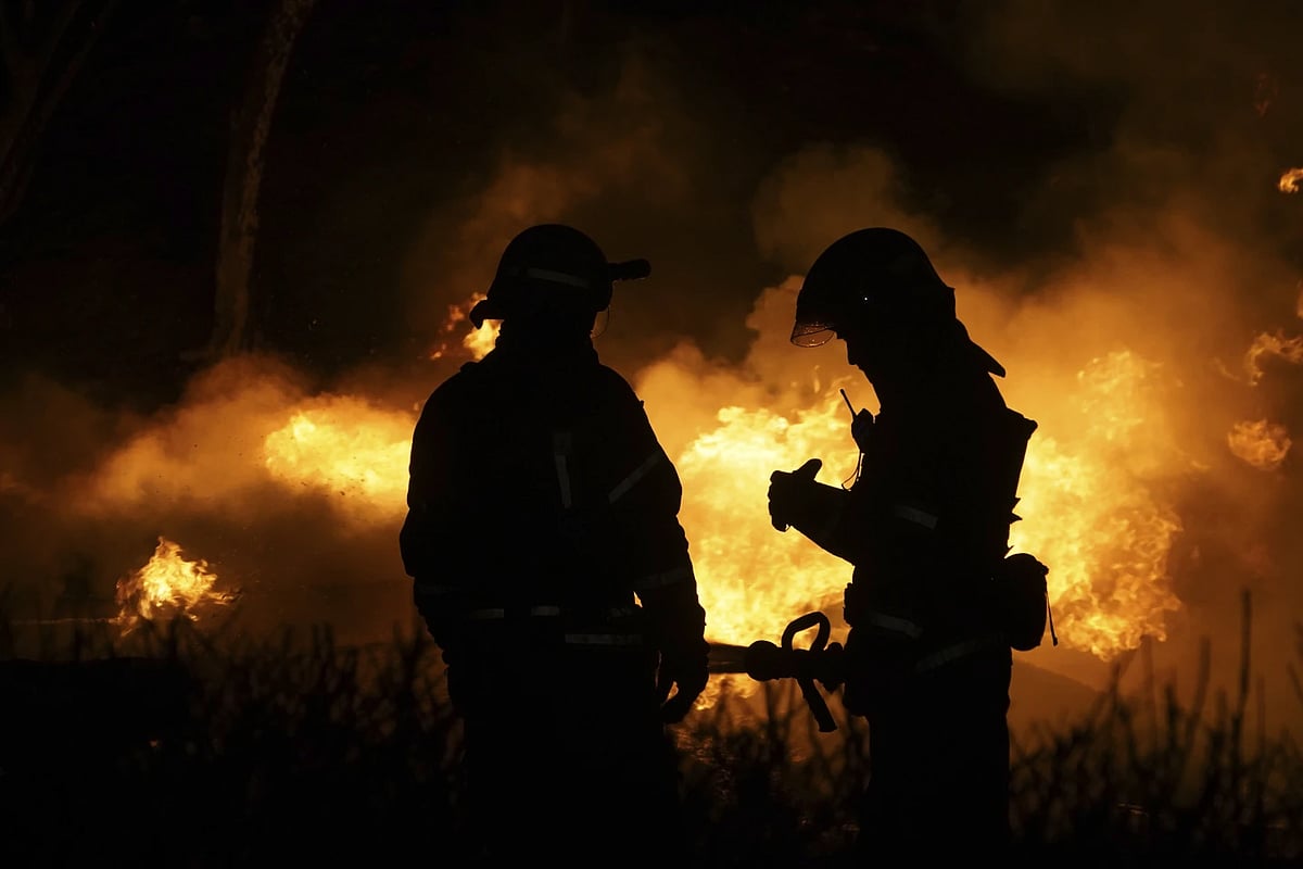 AP : Fire fighters extinguish fire after Russian attack in Kharkiv.