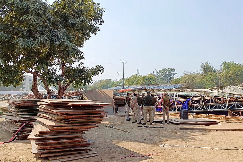Pandal collapses near JLN Stadium