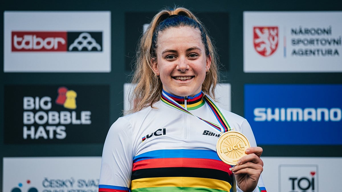 X/Backstedt_Zoe : Zoe Backstedt poses with her medal at the podium.