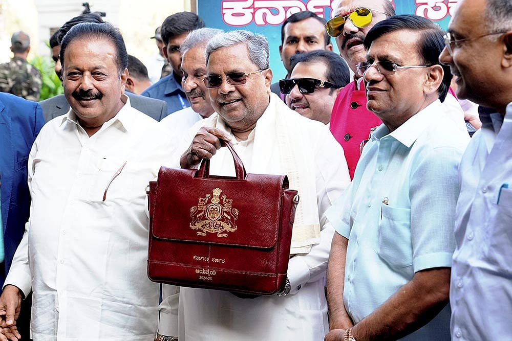 Opposition BJP and JD(S) walked out of the Karnataka Assembly, raised slogans - Photo: PTI/Shailendra Bhojak