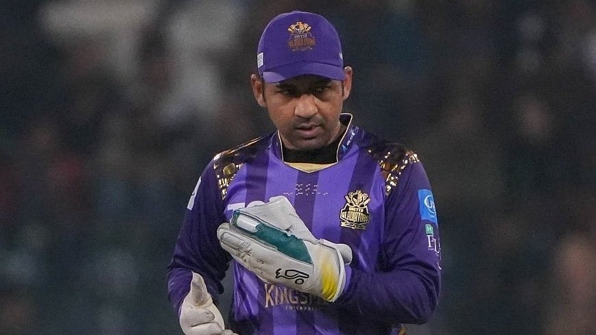 X/Musskeya : Sarfaraz Ahmed was hit on the head by Mohammad Wasim Jr's throw.