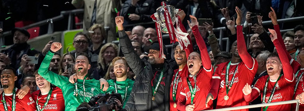 AP Photo : Liverpool's manager Jurgen Klopp and players celebrate with English League Cup trophy at Wembley Stadium in London on February 25, 2024. They beat Chelsea 1-0 in the final.