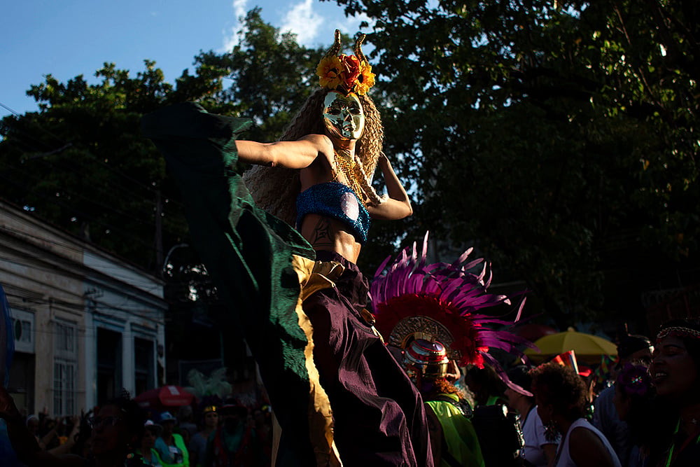 | Photo: AP/Bruna Prado : Brazil pre-Carnival parade