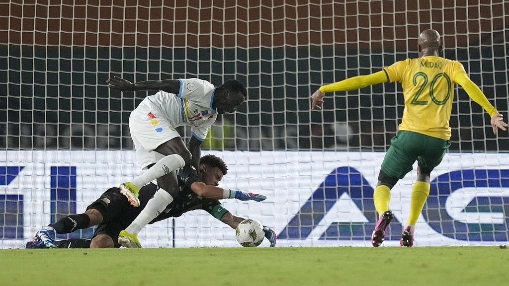  (AP Photo/Sunday Alamba)
 : South Africa's goalkeeper Ronwen Williams, bottom, dives for the ball as DR Congo's Silas attempts a goal shot during the African Cup of Nations third-place match on February 10, 2024

