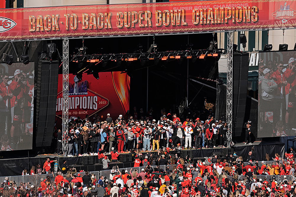 | Photo: AP/Charlie Riedel : Super Bowl Chiefs Parade Football