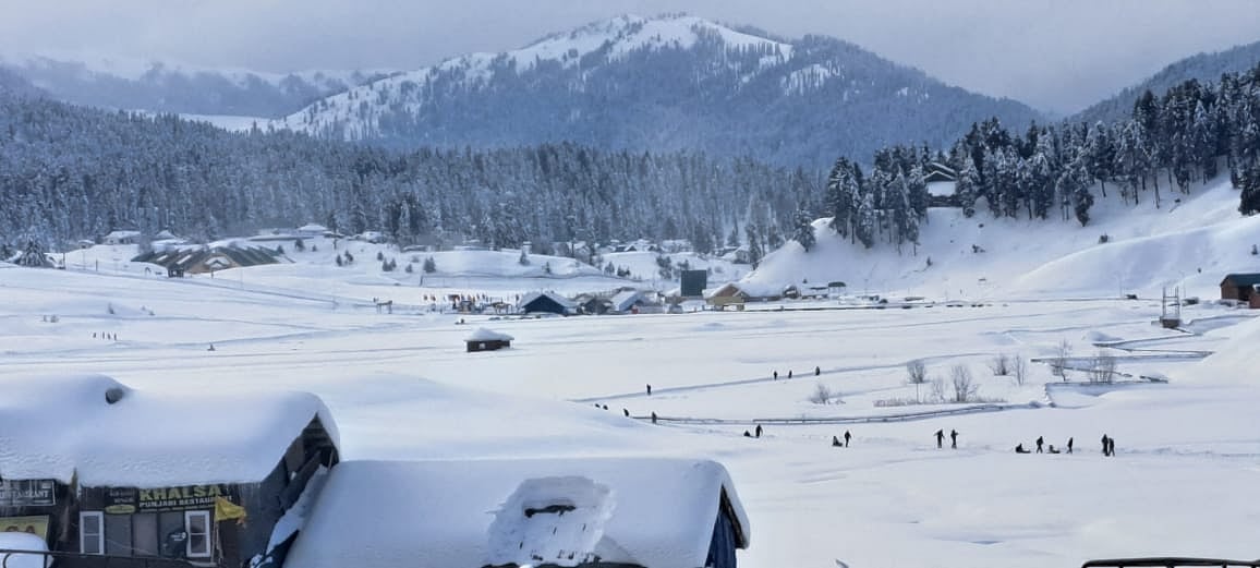 Outlook : A massive avalanche hit ski slopes in Jammu and Kashmir's Gulmarg on Thursday|