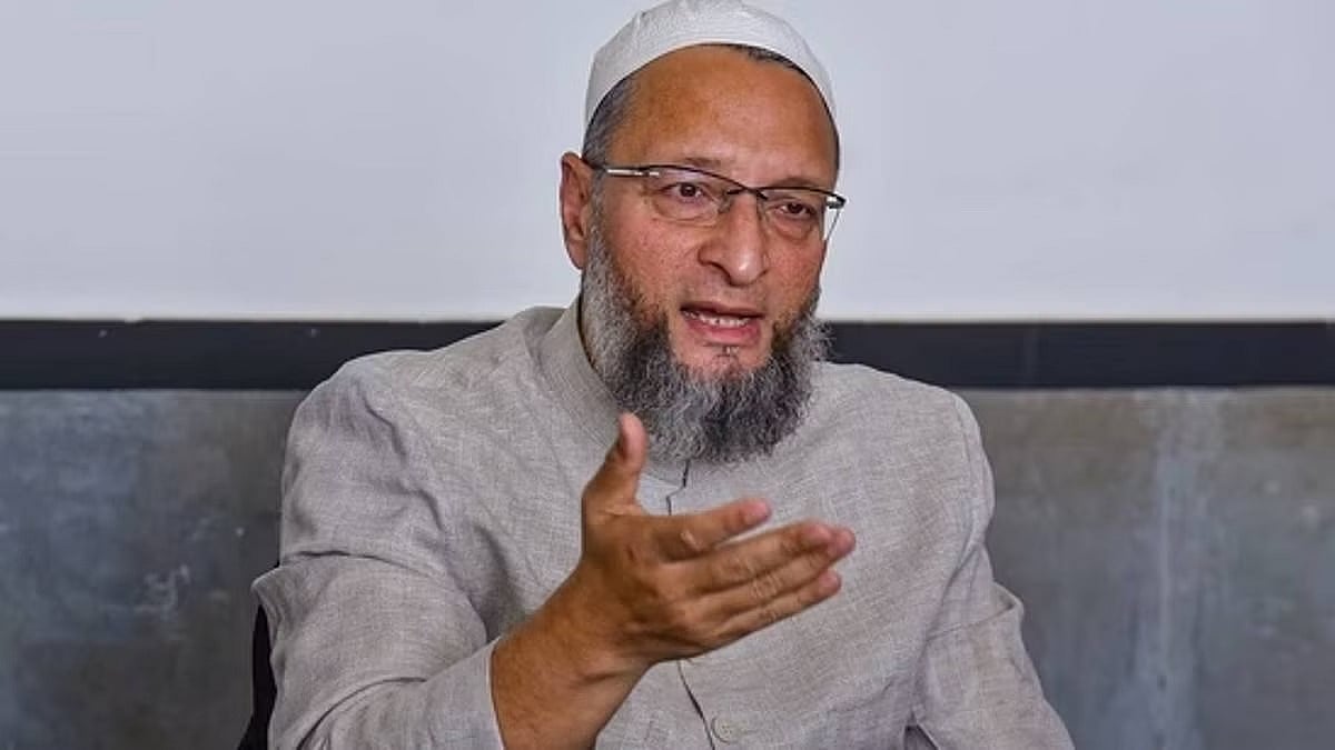 PTI : Asaduddin Owaisi condemns the incident of a Delhi Police kicking people offering namaz