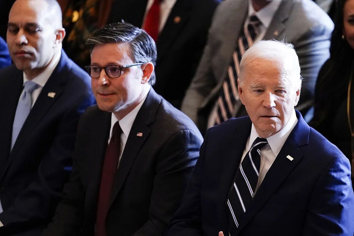 (AP Photo) : US senators release package that pairs border policies with aid for Israel, Ukraine