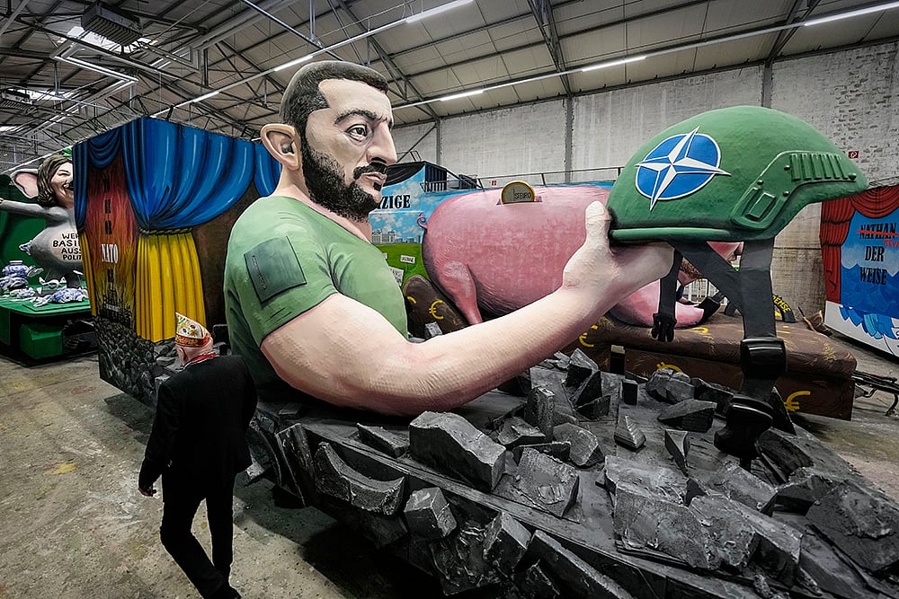 | Photo: AP/Martin Meissner : Presentation of floats for the annual Rose Monday Parade