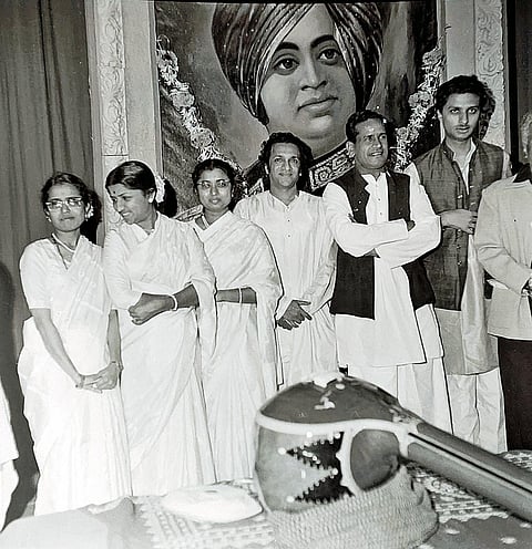 Capturing Life: The Mangeshkar sisters with Pandit Ravishankar, Shivkumar Sharma and Pandit Bhimsen Joshi at Bal Gandharva Theatre, Pune