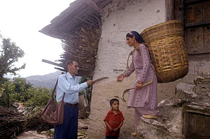 Getty Images : A postman delivering a letter in Dehradun, Uttarakhand.