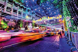 Photo: Getty Images : City Lights: Park Street decked up on Christmas Eve. Kolkata celebrates festivals with joy and verve.