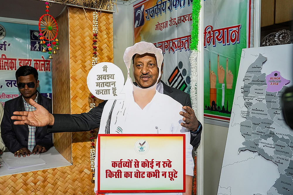 CEC Rajiv Kumar visits an exhibition in LKO